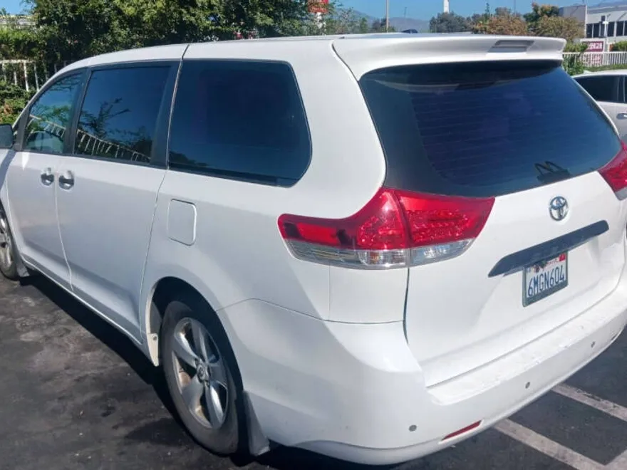 2011 Toyota Sienna Base photo 1