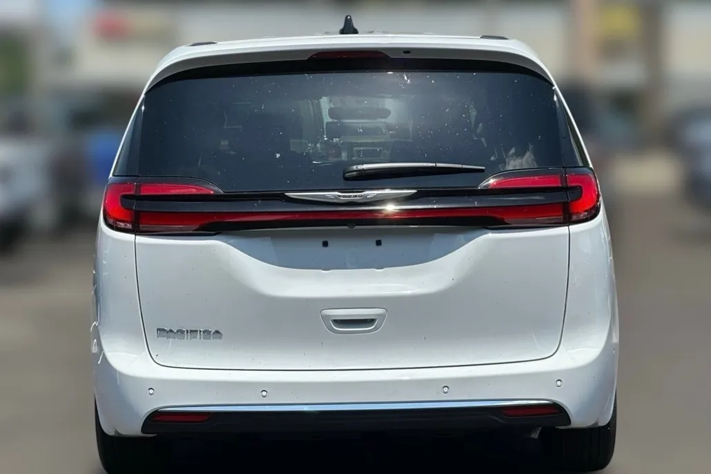 2025 Chrysler Pacifica photo 1