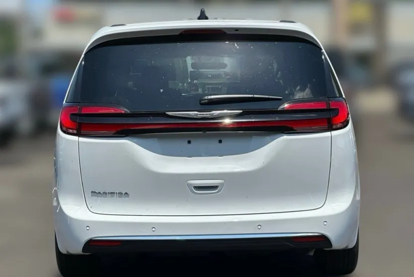 2025 Chrysler Pacifica photo 1