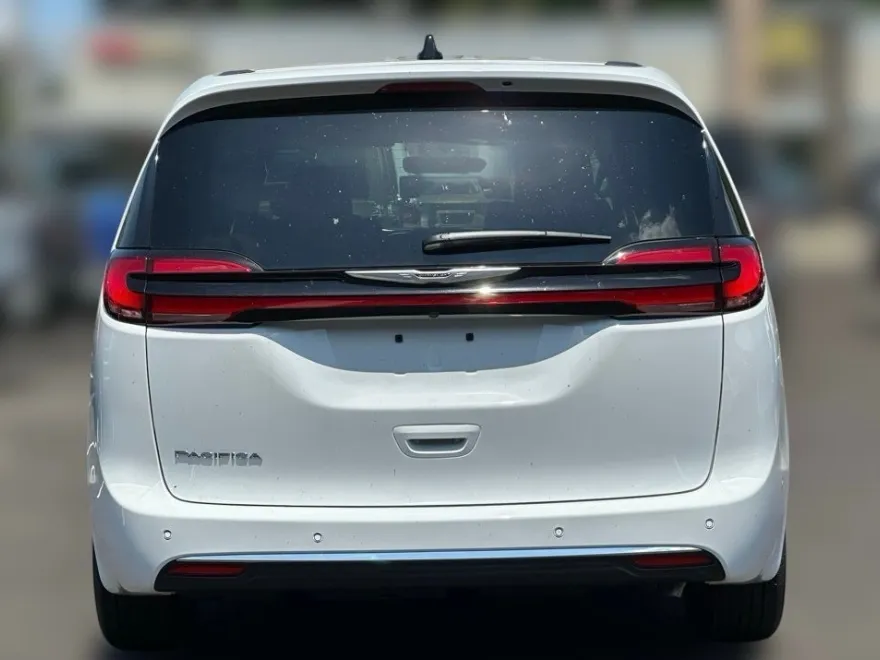 2025 Chrysler Pacifica photo 1