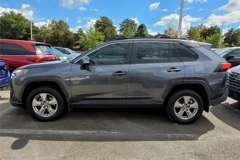 2022 Toyota RAV4 XLE photo 1