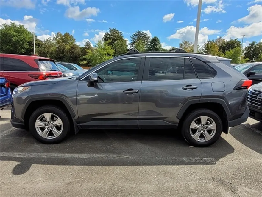 2022 Toyota RAV4 XLE photo 1