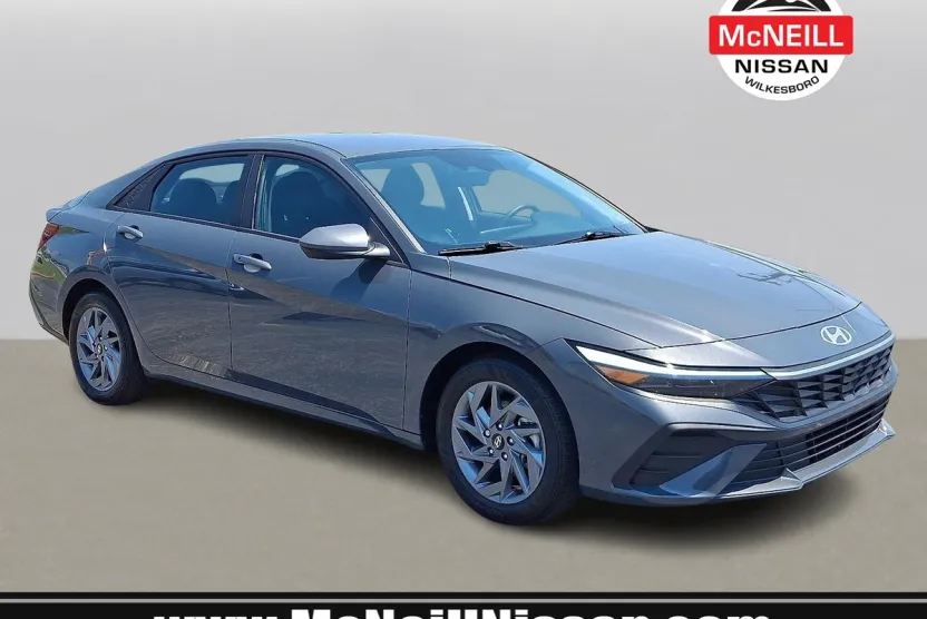2024 Hyundai Elantra SEL photo 1
