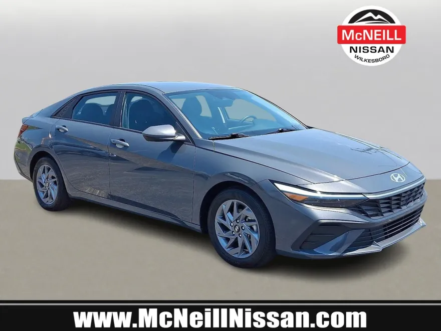 2024 Hyundai Elantra SEL photo 1