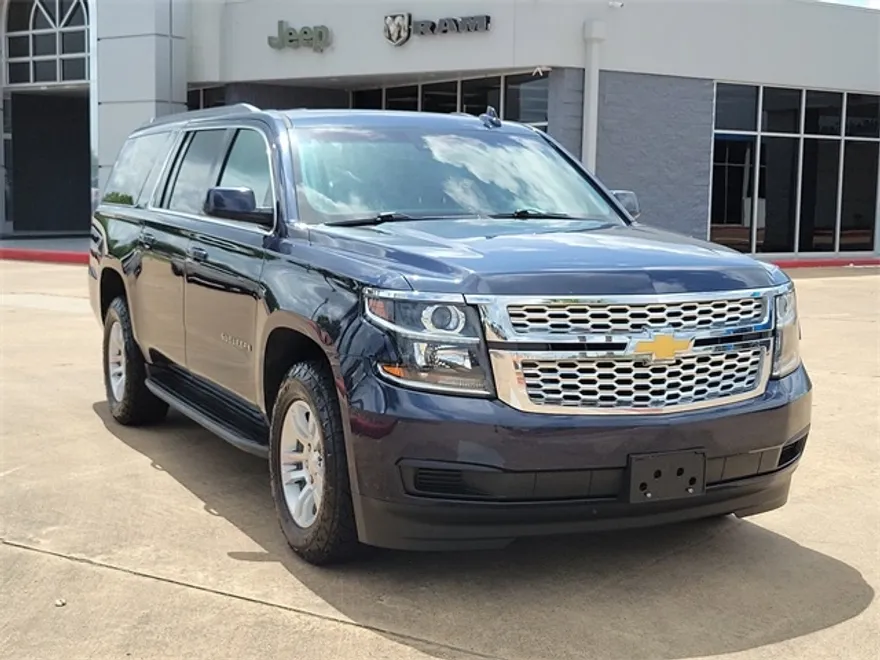 2019 Chevrolet Suburban LT photo 1
