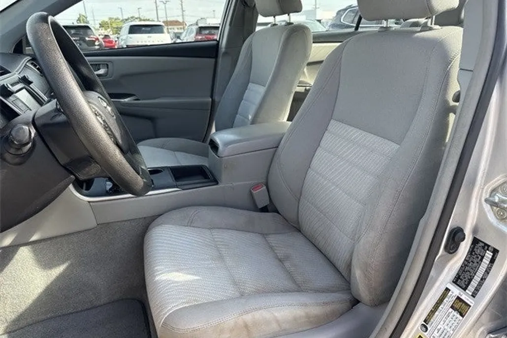 2017 Toyota Camry LE photo 1