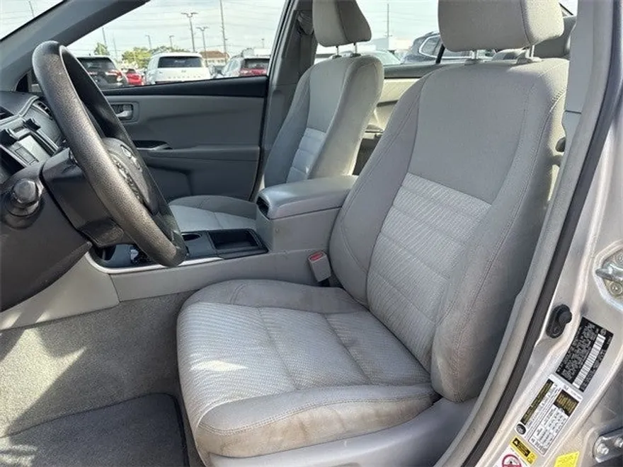 2017 Toyota Camry LE photo 1