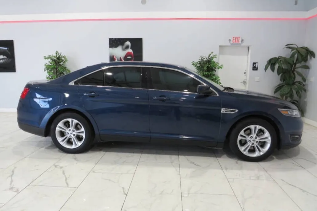2016 Ford Taurus SEL photo 1