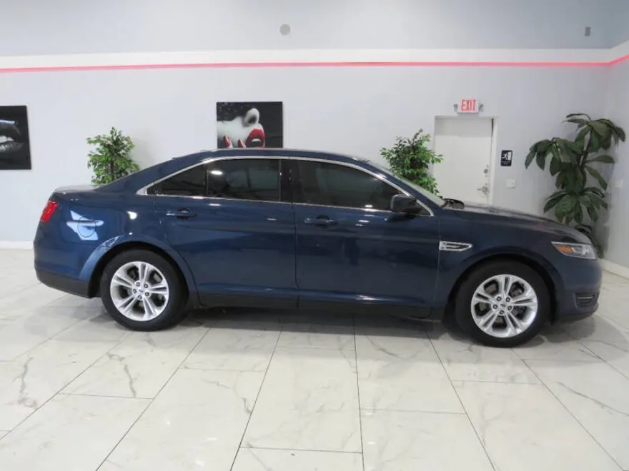 2016 Ford Taurus SEL photo 1