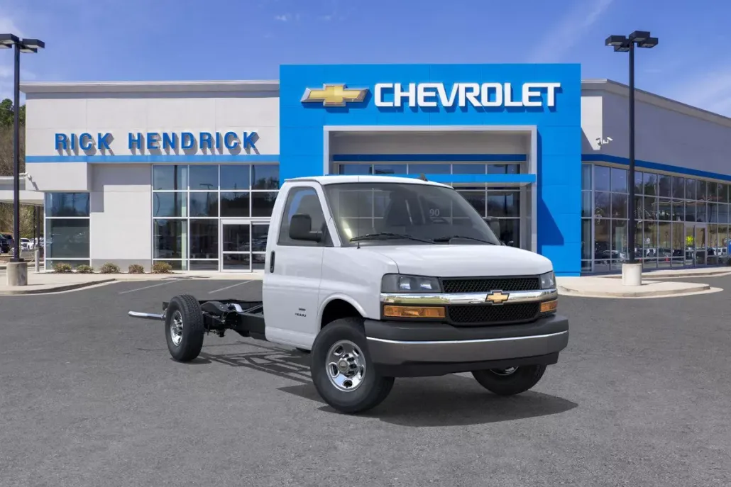 2025 Chevrolet Express Cutaway 3500 photo 1