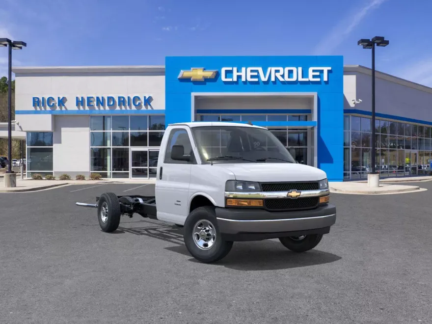 2025 Chevrolet Express Cutaway 3500 photo 1