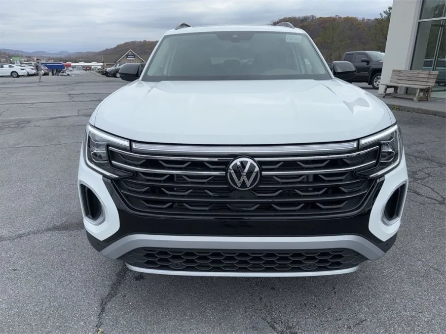 2025 Volkswagen Atlas Peak Edition SE photo 1