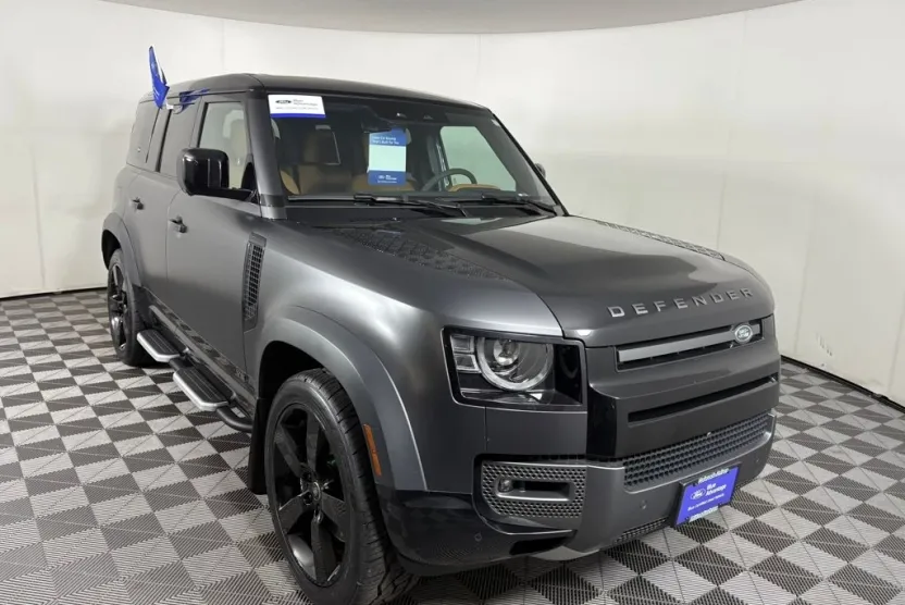 2023 Land Rover Defender 110 V8 photo 1