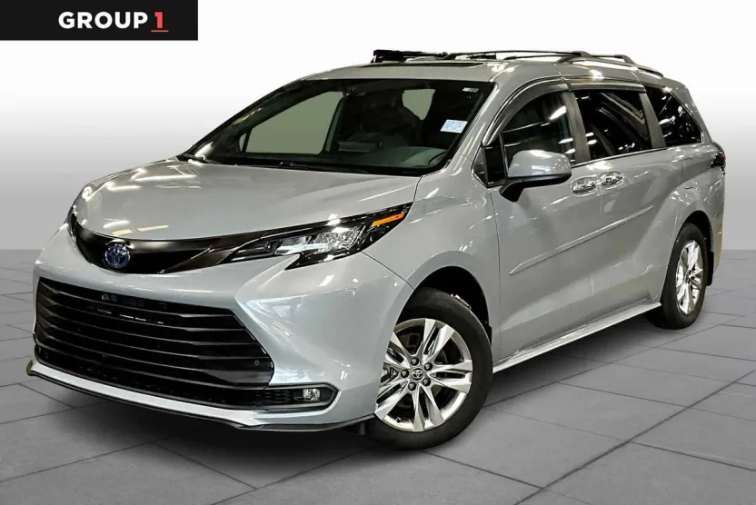 2022 Toyota Sienna XLE Woodland Edition photo 1