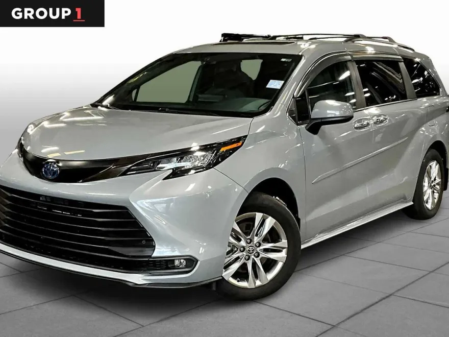2022 Toyota Sienna XLE Woodland Edition photo 1