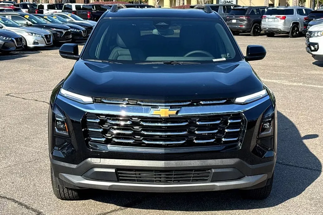 2025 Chevrolet Equinox LT photo 1
