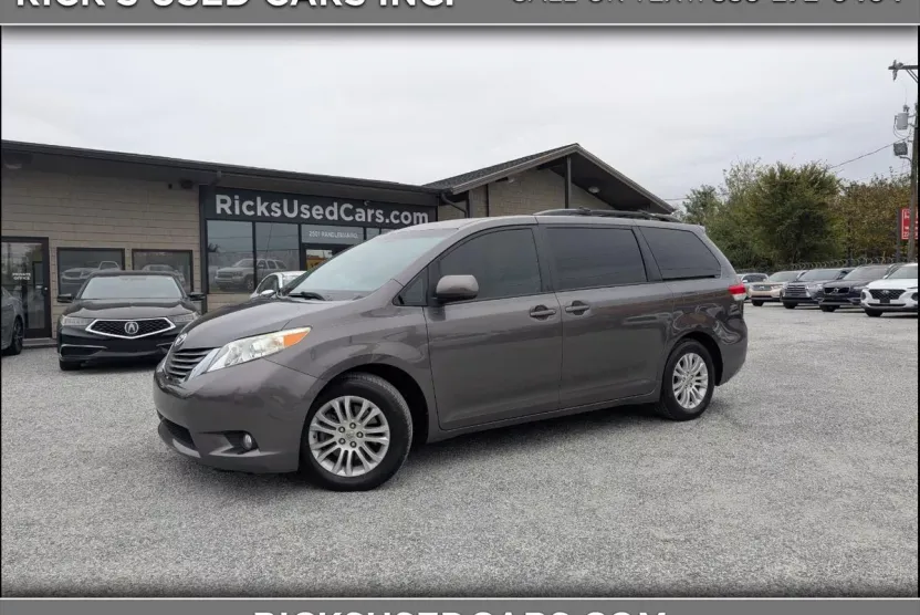 2012 Toyota Sienna XLE photo 1