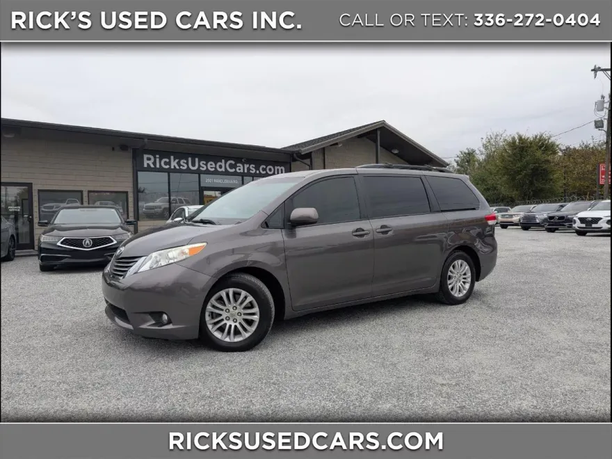 2012 Toyota Sienna XLE photo 1