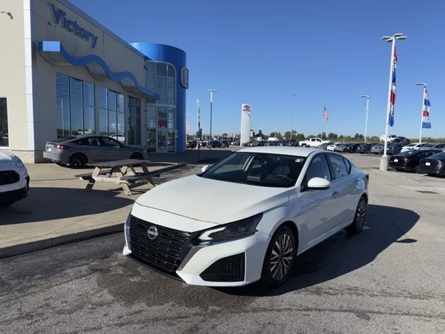 2023 Nissan Altima 2.5 SV photo 1
