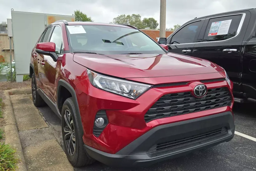 2021 Toyota RAV4 XLE photo 1