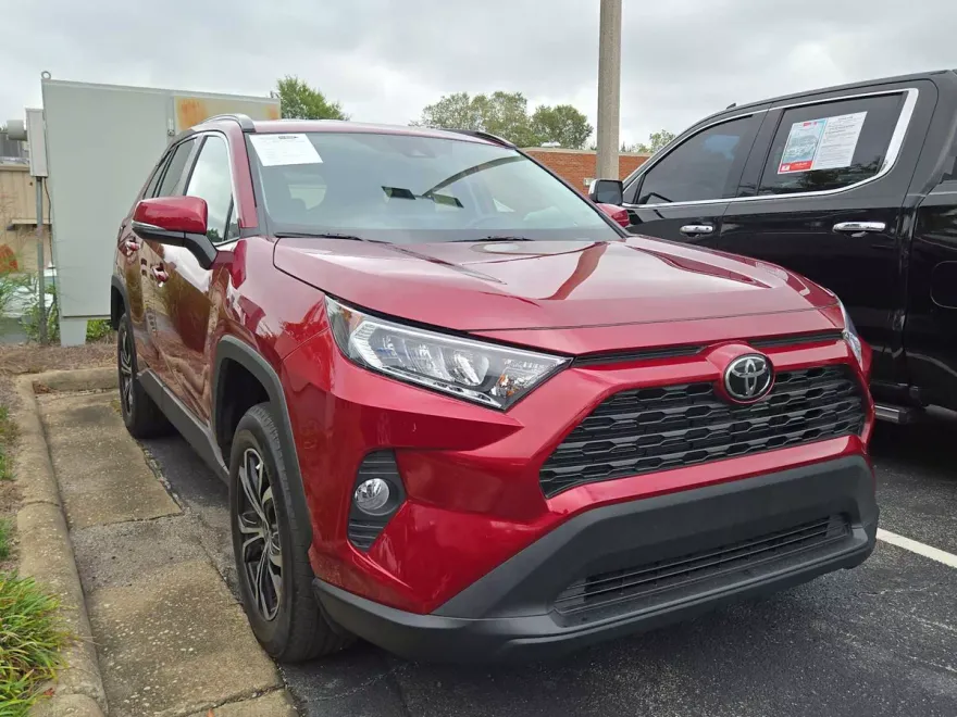 2021 Toyota RAV4 XLE photo 1