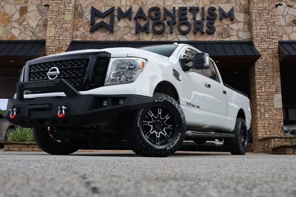 2018 Nissan Titan Crew Cab SV photo 1