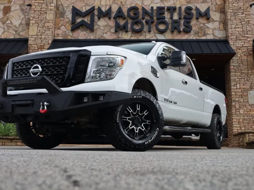 2018 Nissan Titan Crew Cab SV photo 1