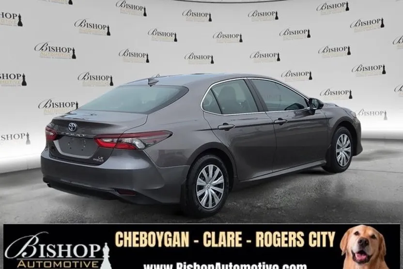 2022 Toyota Camry Hybrid LE photo 1