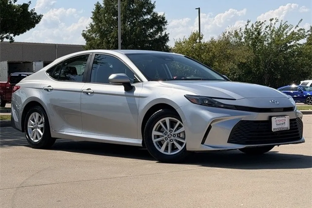 2025 Toyota Camry SE photo 1