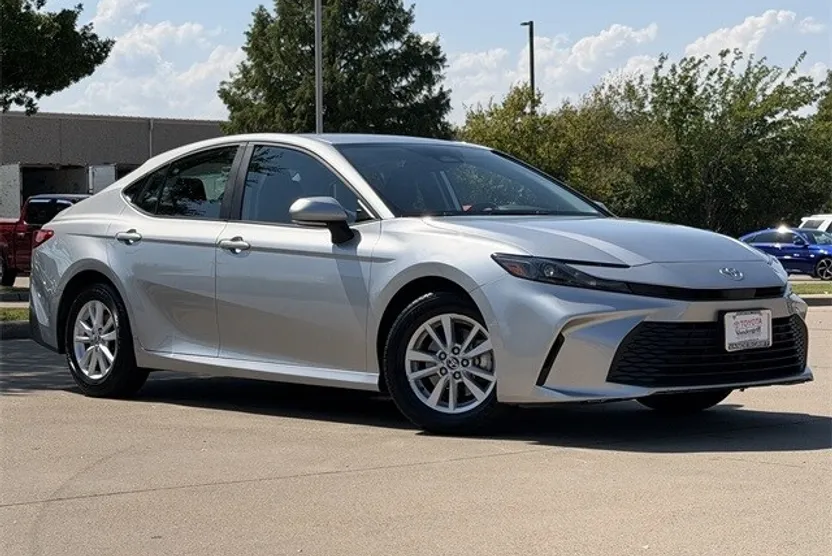 2025 Toyota Camry SE photo 1
