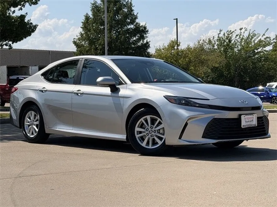 2025 Toyota Camry SE photo 1