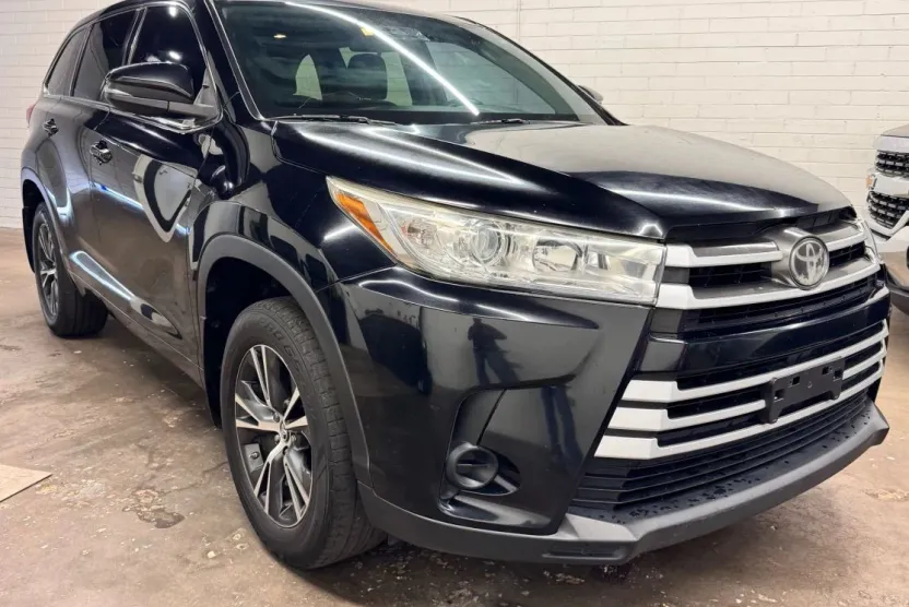 2017 Toyota Highlander LE Sport photo 1