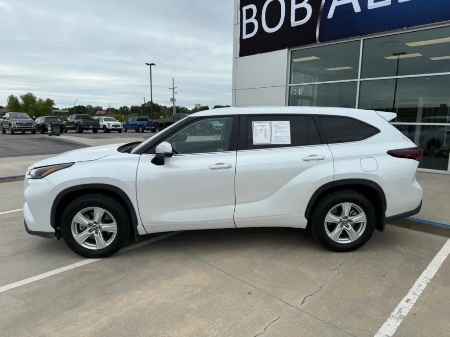 2024 Toyota Highlander LE photo 1