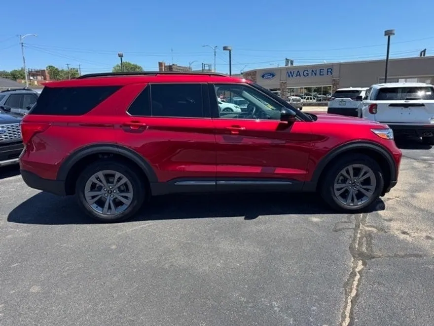 2023 Ford Explorer XLT photo 1