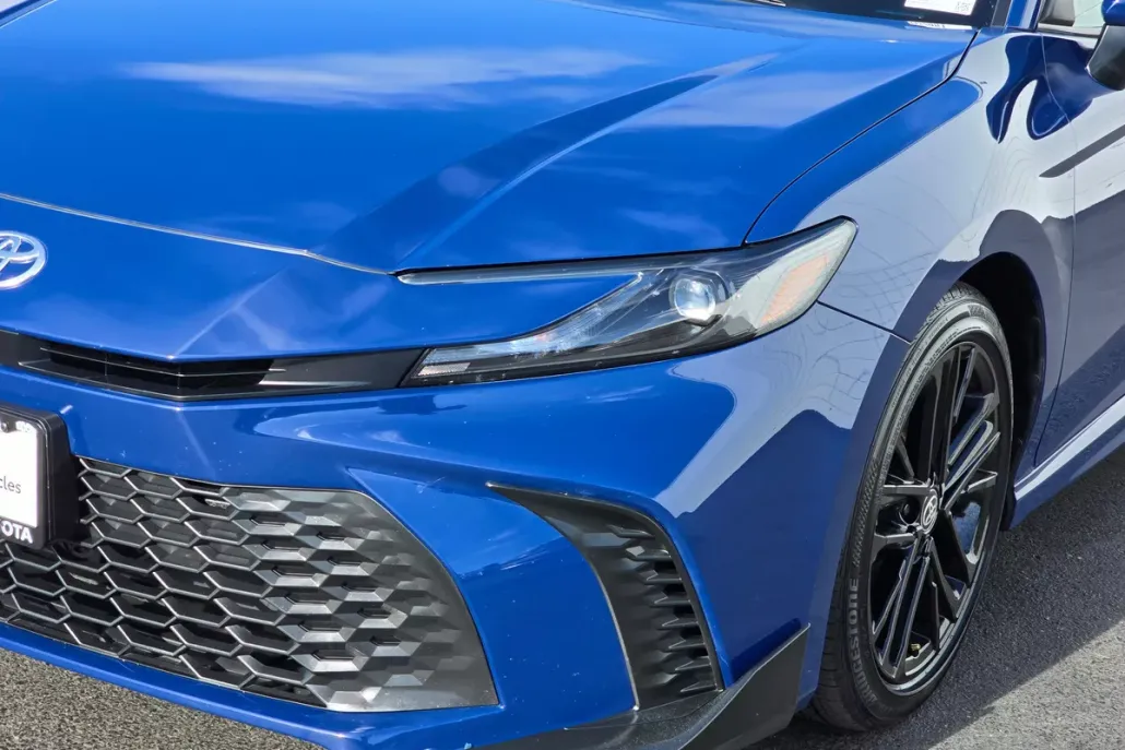 2025 Toyota Camry SE photo 1