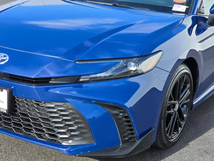 2025 Toyota Camry SE photo 1