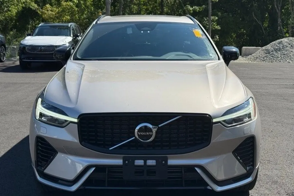 2023 Volvo XC60 Recharge Hybrid T8 Plus photo 1