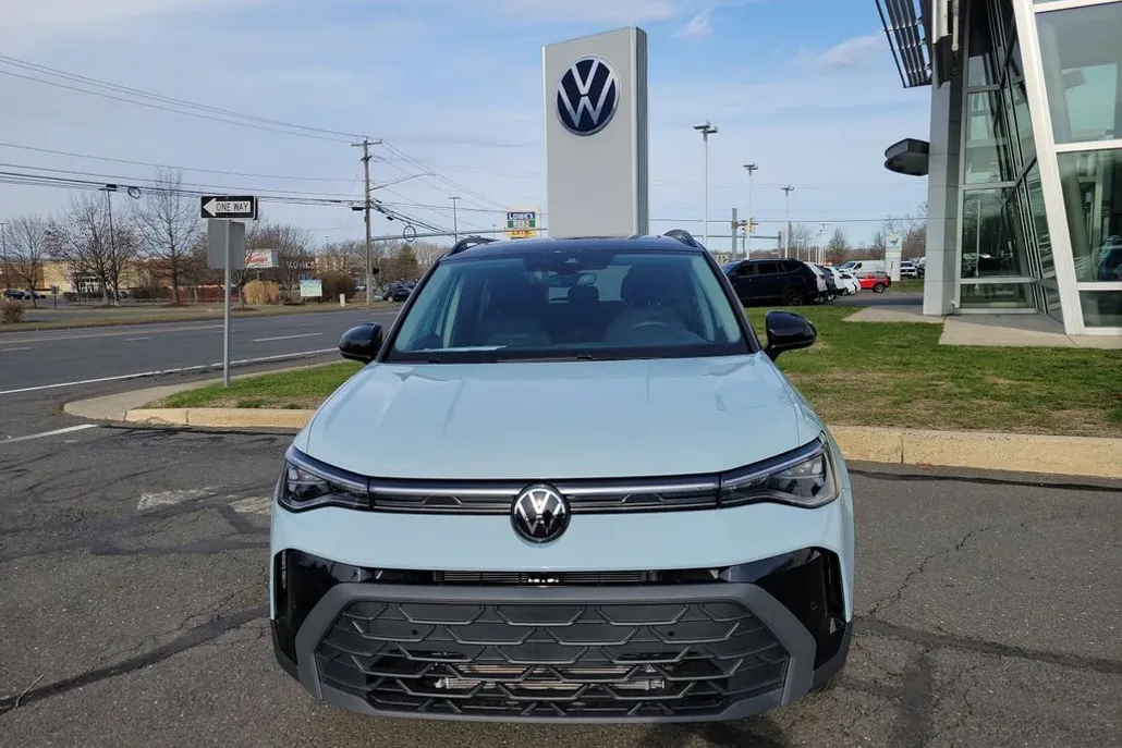 2025 Volkswagen Taos SE photo 1