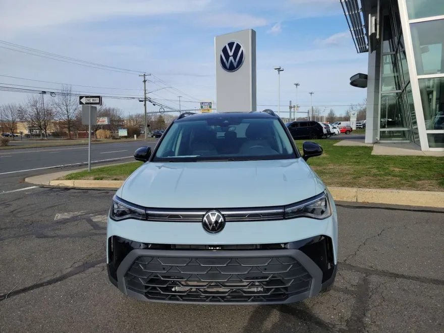 2025 Volkswagen Taos SE photo 1