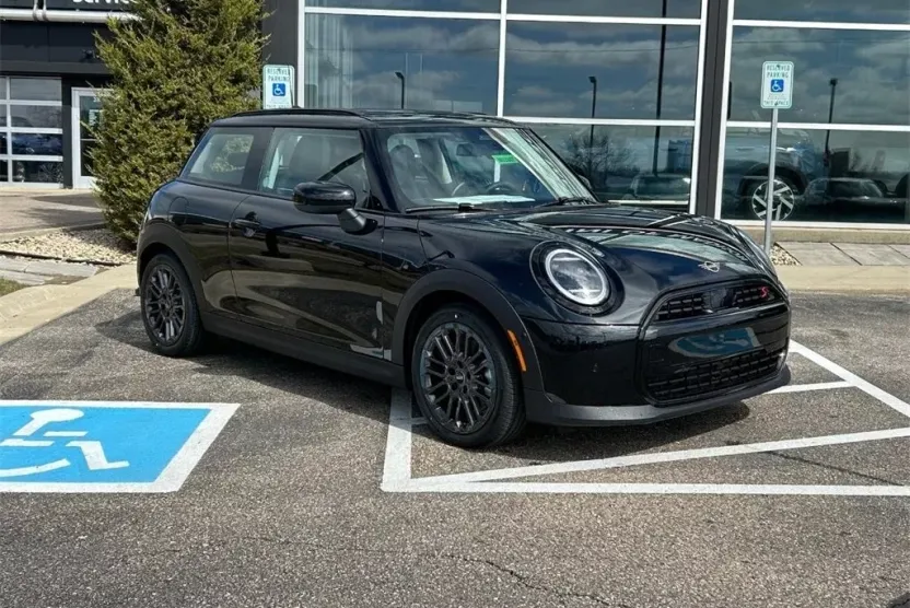 2025 Mini Cooper 2 Door Hardtop Signature photo 1