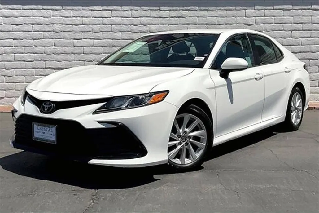 2023 Toyota Camry LE photo 1