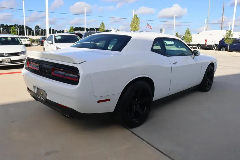 2015 Dodge Challenger SXT Plus photo 1