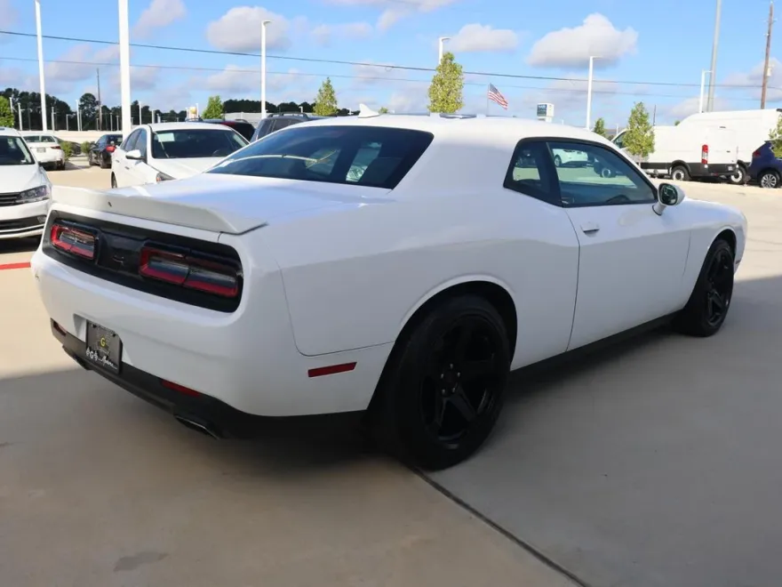 2015 Dodge Challenger SXT Plus photo 1