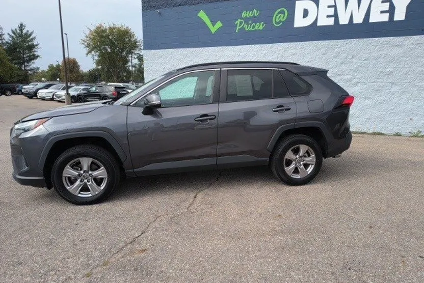 2022 Toyota RAV4 XLE photo 1