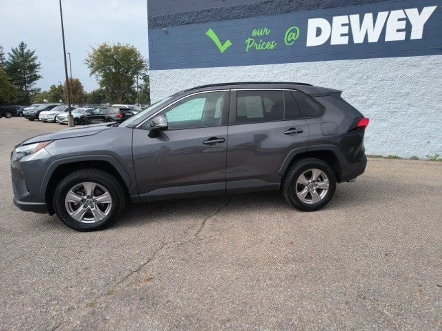 2022 Toyota RAV4 XLE photo 1