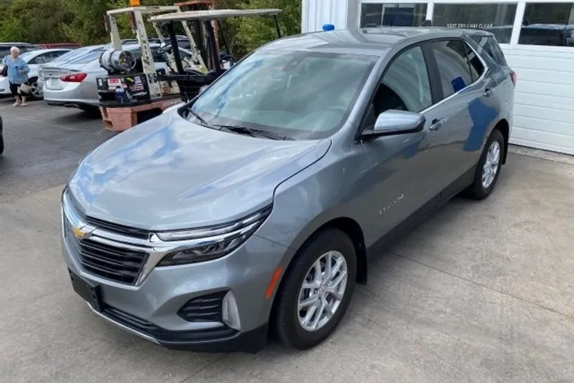 2024 Chevrolet Equinox LT photo 1