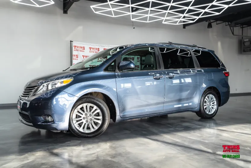 2015 Toyota Sienna XLE photo 1