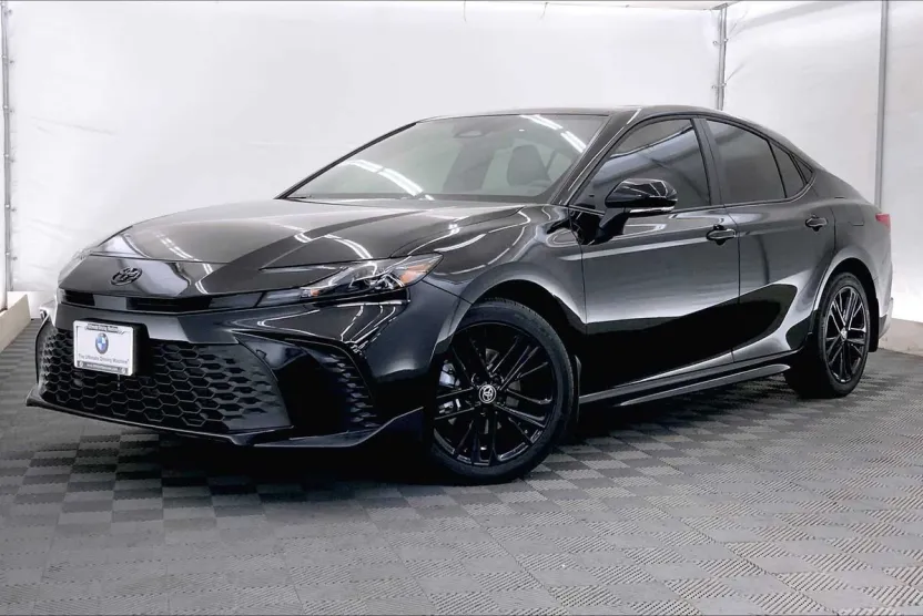 2025 Toyota Camry SE photo 1