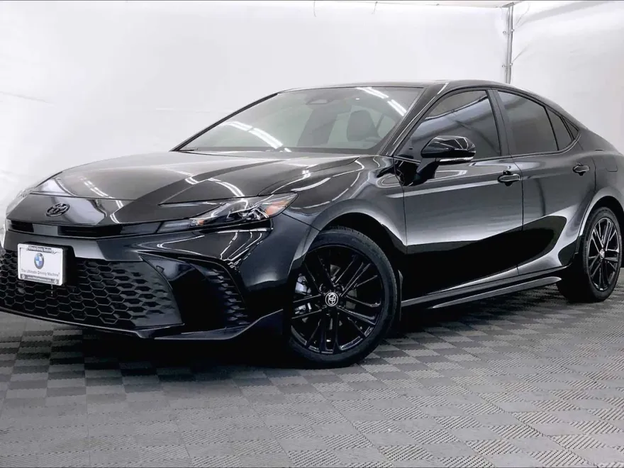 2025 Toyota Camry SE photo 1