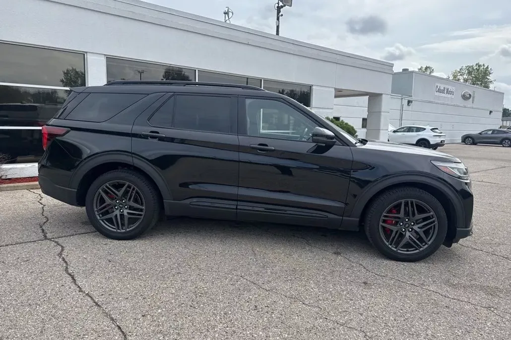 2025 Ford Explorer ST photo 1